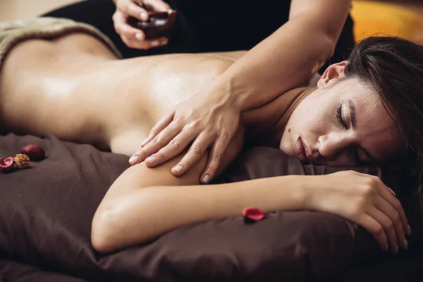 Sensuele Tantrische Massage Gezellige Sfeer Van Een Schoonheidssalon Door Een — Stockfoto