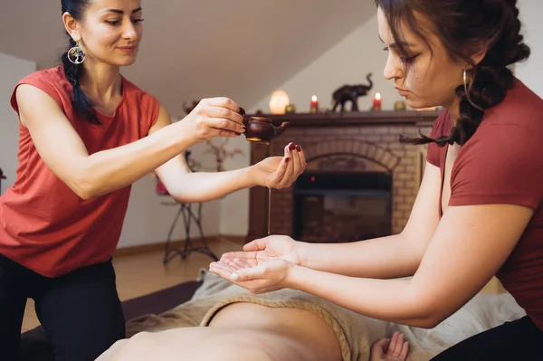 Massaggio Tantrico Sensuale Nell Atmosfera Accogliente Salone Bellezza Massaggiatore Professionista — Foto Stock