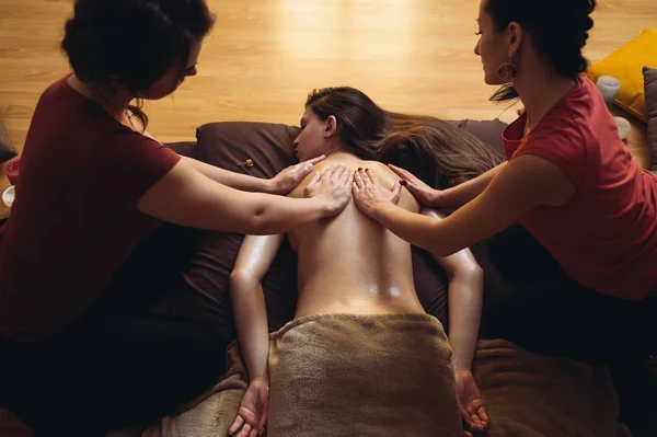 Due Massaggiatrici Donne Che Fanno Massaggio Quattro Mani Una Giovane — Foto Stock
