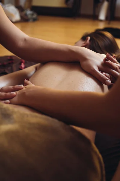 Deux Femmes Masseuses Faire Quatre Mains Massage Jeune Femme — Photo