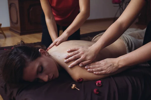 Duas Massagistas Sexo Feminino Fazendo Massagem Quatro Mãos Para Mulher — Fotografia de Stock