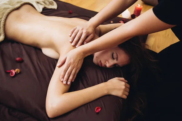 Sensuele Tantrische Massage Gezellige Sfeer Van Een Schoonheidssalon Door Een — Stockfoto