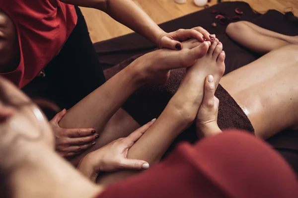 Twee Vrouwelijke Masseuses Doen Vier Handen Massage Naar Jonge Vrouw — Stockfoto