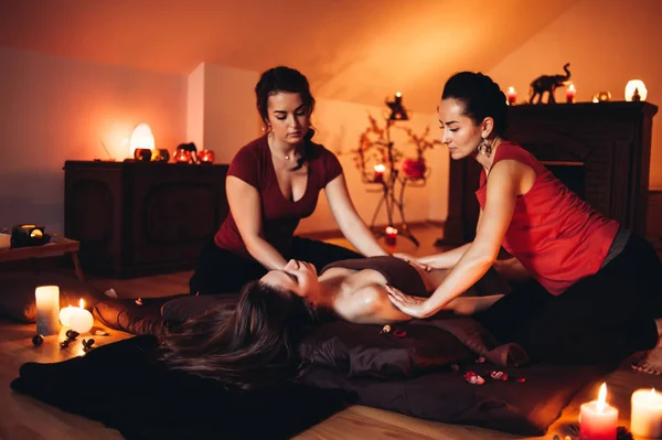 Twee Vrouwelijke Masseuses Doen Vier Handen Massage Naar Jonge Vrouw — Stockfoto