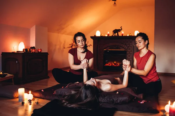 Twee Vrouwelijke Masseuses Doen Vier Handen Massage Naar Jonge Vrouw — Stockfoto