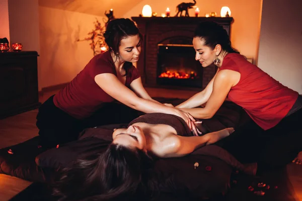 Dos Mujeres Masajistas Haciendo Masajes Cuatro Manos Una Mujer Joven — Foto de Stock