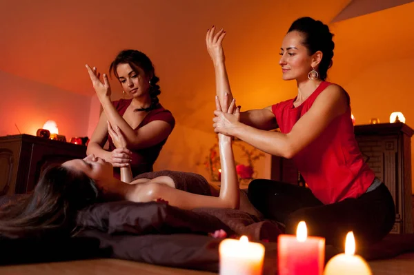 Twee Vrouwelijke Masseuses Doen Vier Handen Massage Naar Jonge Vrouw — Stockfoto
