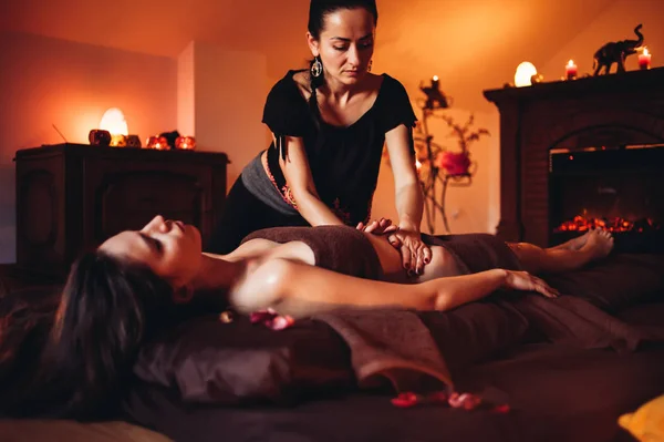 Sensuele Massage Met Etherische Oliën Wordt Uitgevoerd Een Vrouwenmassagesalon — Stockfoto