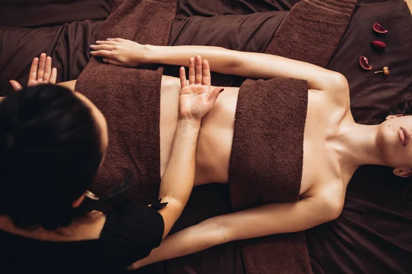 Détendez Vous Massage Tantrique Pour Les Femmes Utilisant Arôme Des — Photo