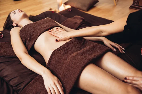 Rilassati Massaggio Tantrico Donne Che Utilizzano Aroma Degli Oli — Foto Stock