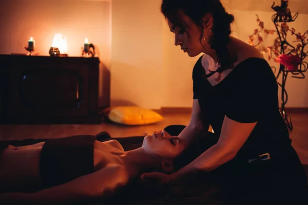 Sensuele Massage Met Etherische Oliën Wordt Uitgevoerd Een Vrouwenmassagesalon — Stockfoto