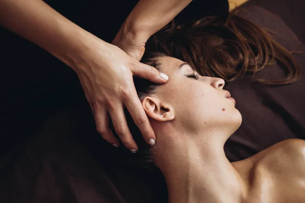 Sensuele Massage Met Etherische Oliën Wordt Uitgevoerd Een Vrouwenmassagesalon — Stockfoto