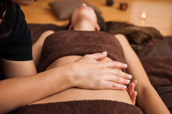 Slappna Tantrisk Massage För Kvinnor Som Använder Doften Oljor — Stockfoto