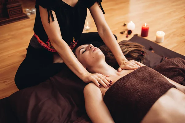 Sensuell Massage Med Eteriska Oljor Utförs Kvinnas Massage Salong — Stockfoto