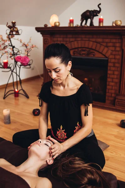 Sinnliche Massage Mit Ätherischen Ölen Massagesalon Für Frauen — Stockfoto