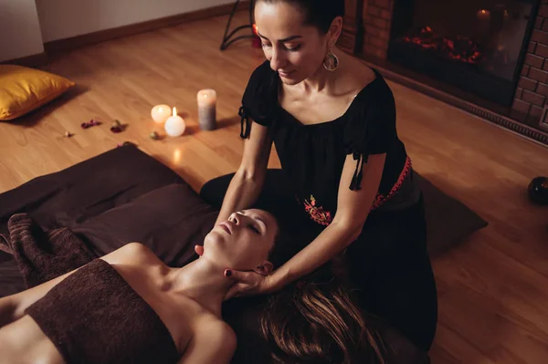 Zmysłowy Masaż Olejkami Eterycznymi Jest Wykonywany Salonie Masażu Kobiety — Zdjęcie stockowe