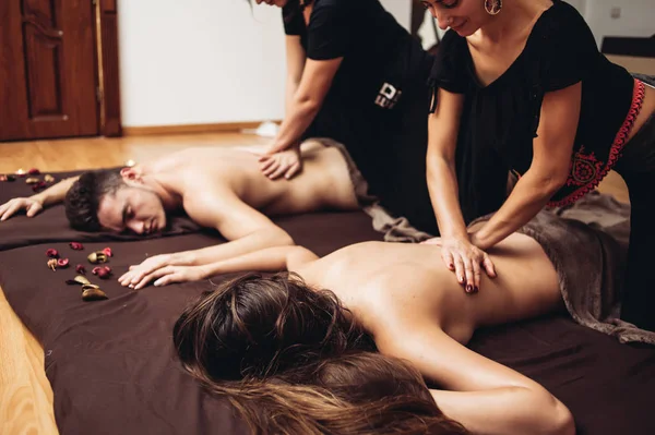 Massage Therapeuten Kneden Twee Klanten Naast Elkaar Dezelfde Kamer — Stockfoto