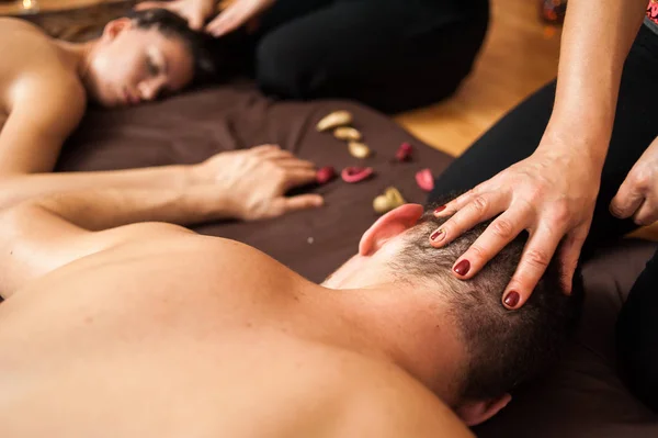 Massage Therapeuten Kneden Twee Klanten Naast Elkaar Dezelfde Kamer — Stockfoto