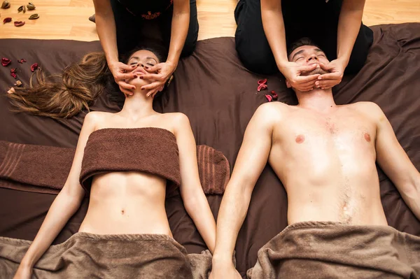 Massagistas Amassam Dois Clientes Lado Lado Mesma Sala — Fotografia de Stock