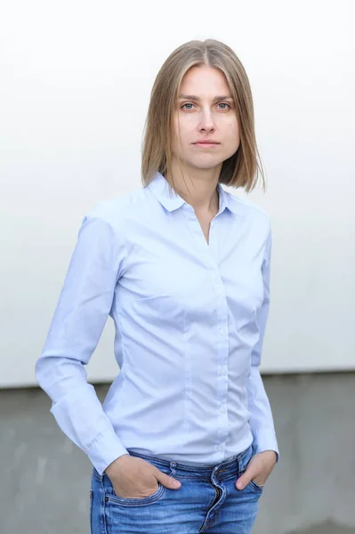 Retrato Uma Jovem Mulher Bem Sucedida Trabalhando Empresa Fundo Parede — Fotografia de Stock