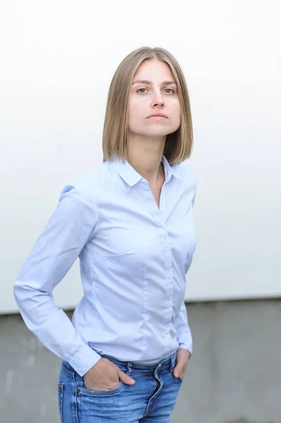 Portret Van Een Jonge Succesvolle Vrouw Werken Het Bedrijf Achtergrond — Stockfoto