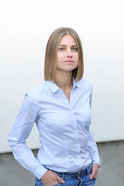Retrato Una Joven Mujer Exitosa Que Trabaja Empresa Fondo Pared — Foto de Stock