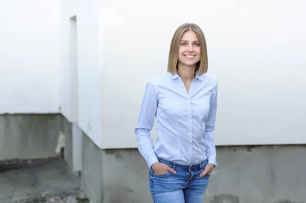 Портрет Молодой Успешной Женщины Работающей Компании Фоне Белой Стены — стоковое фото