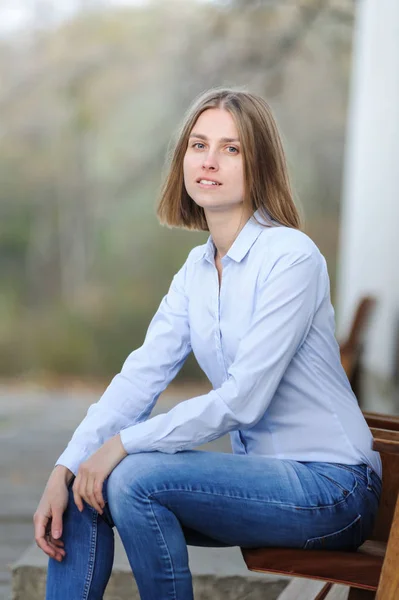 Retrato Uma Jovem Mulher Sorridente Vestindo Casual Sentado Uma Cadeira — Fotografia de Stock