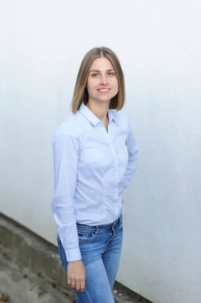 Retrato Uma Jovem Mulher Bem Sucedida Trabalhando Empresa Fundo Parede — Fotografia de Stock