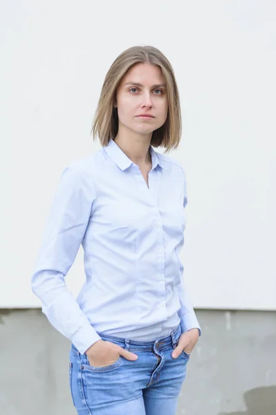 Retrato Una Joven Mujer Exitosa Que Trabaja Empresa Fondo Pared — Foto de Stock