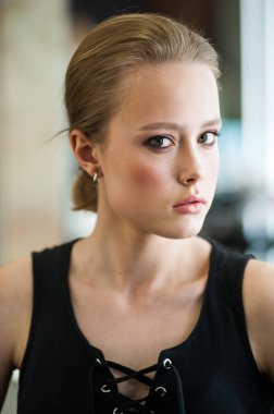 Güzel sarışın bir kadının yakın portresi.