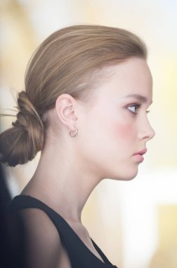 Güzel sarışın bir kadının yakın portresi.