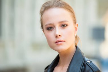 Deri ceketli güzel sarışın kadın.