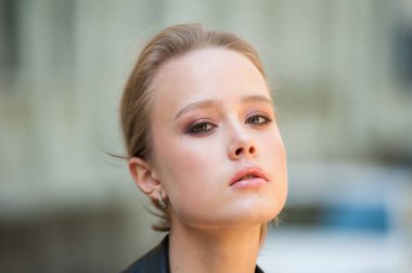 Deri ceketli güzel sarışın kadın.