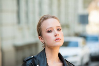 Deri ceketli güzel sarışın kadın.