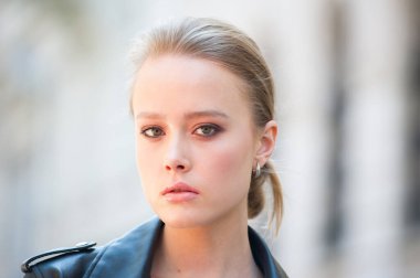 Deri ceketli güzel sarışın kadın.