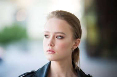 Deri ceketli güzel sarışın kadın.