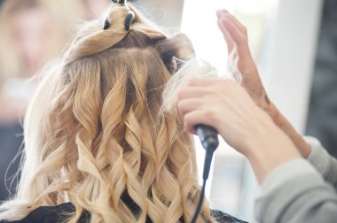 Kuaför kuaförde kuaförlük yapıyor.