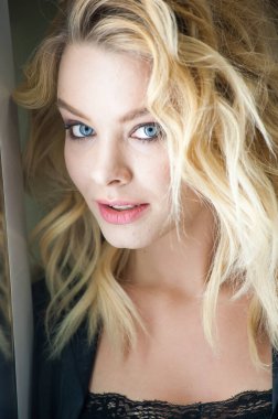 Güzel sarışın, mavi gözlü ve dalgalı saçlı.