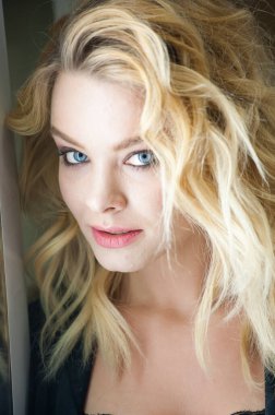 Güzel sarışın, mavi gözlü ve dalgalı saçlı.