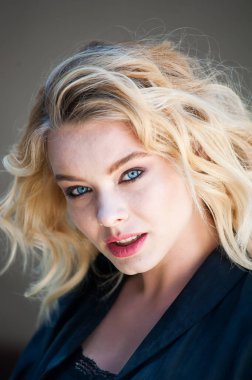 Güzel sarışın, mavi gözlü ve dalgalı saçlı.