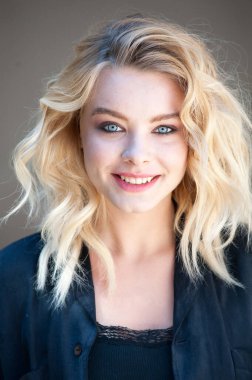 Güzel sarışın, mavi gözlü ve dalgalı saçlı.