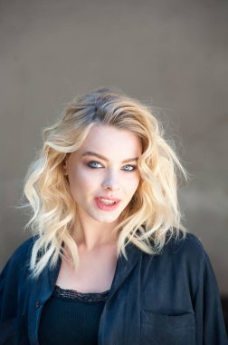 Güzel sarışın, mavi gözlü ve dalgalı saçlı.