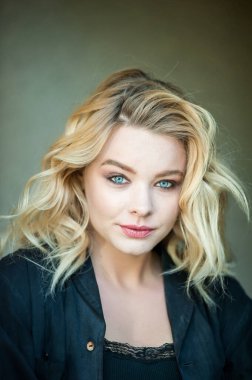 Güzel sarışın, mavi gözlü ve dalgalı saçlı.