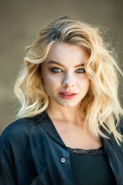 Güzel sarışın, mavi gözlü ve dalgalı saçlı.