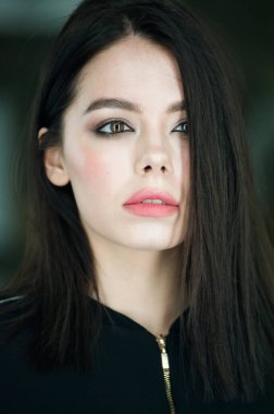 Dışarıda makyajlı güzel bir kadın.