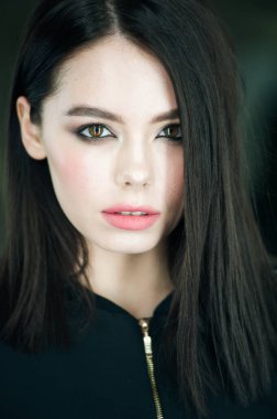 Dışarıda makyajlı güzel bir kadın.