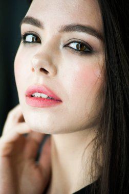 Dışarıda makyajlı güzel bir kadın.