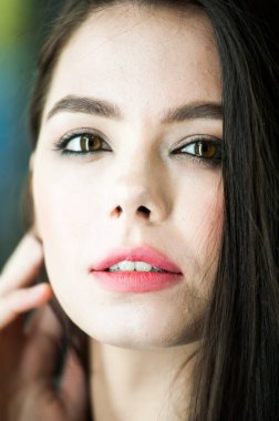 Dışarıda makyajlı güzel bir kadın.