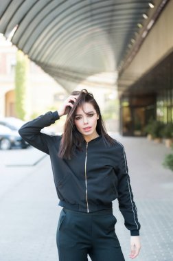 Genç, güzel, modern bir kadın.